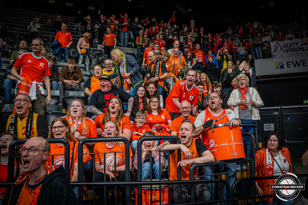 1. Basketball Bundesliga, easyCredit BBL, Saison 2025/2026, Herren, Hauptrunde, 23. Spieltag, 08.03.2026, EWE Baskets Oldenburg - RASTA Vechta
Die Fans von RASTA Vechta nach der Partie
Schlüsselwörter: 08.03.2026;1. Bundesliga;23. Spieltag;BBL;Basketball;Baskets;EWE;EWE Arena;Hauptrunde;Liga;Oldenburg;RASTA;Saison 2025/2026;Vechta;easycredit