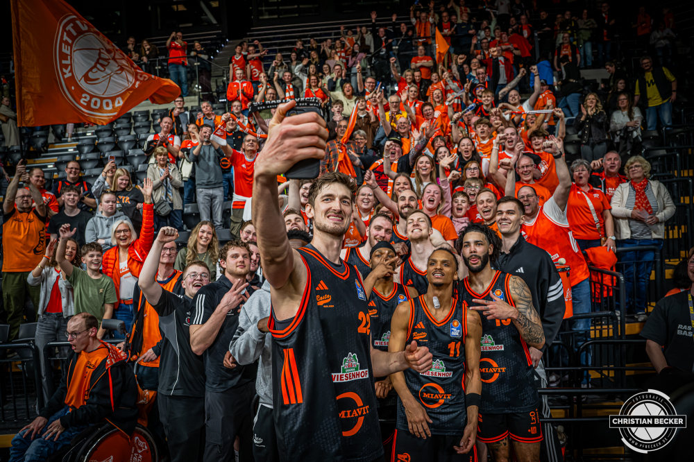 1. Basketball Bundesliga, easyCredit BBL, Saison 2025/2026, Herren, Hauptrunde, 23. Spieltag, 08.03.2026, EWE Baskets Oldenburg - RASTA Vechta
Das Team von RASTA Vechta und derren Fans nach der Partie
Schlüsselwörter: 08.03.2026;1. Bundesliga;23. Spieltag;BBL;Basketball;Baskets;EWE;EWE Arena;Hauptrunde;Liga;Oldenburg;RASTA;Saison 2025/2026;Vechta;easycredit