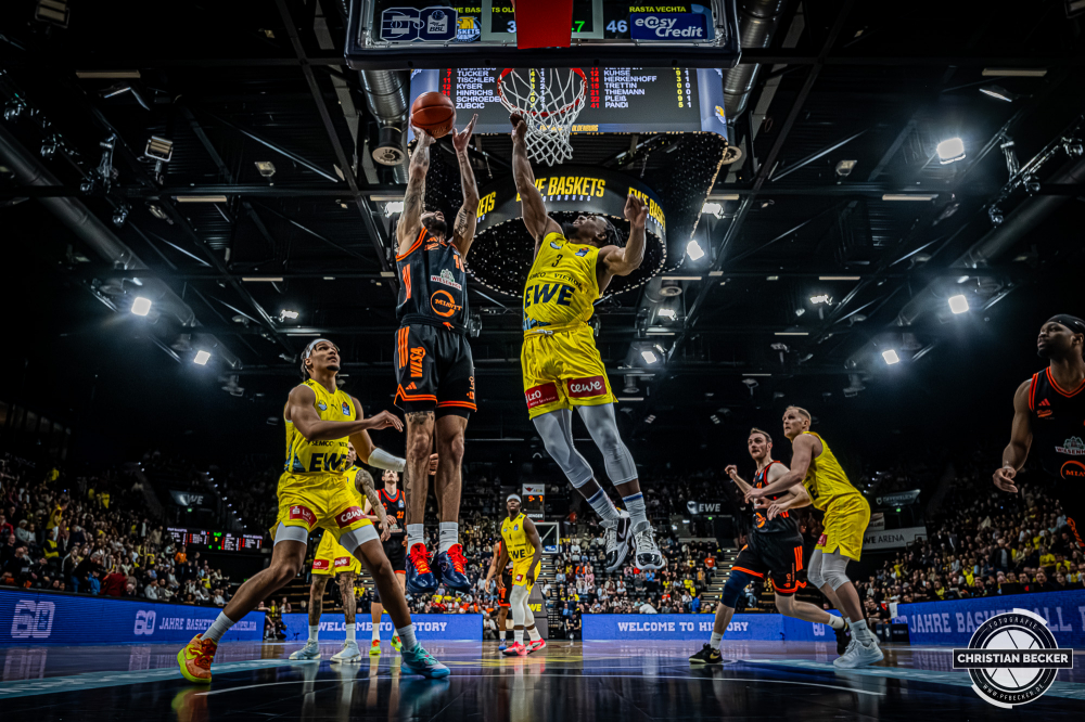 1. Basketball Bundesliga, easyCredit BBL, Saison 2025/2026, Herren, Hauptrunde, 23. Spieltag, 08.03.2026, EWE Baskets Oldenburg - RASTA Vechta
Tevin Brown (#10 - RASTA Vechta) beim Korbleger gegen Christopher Clemons (#3 - EWE Baskets Oldenburg)
Schlüsselwörter: 08.03.2026;1. Bundesliga;23. Spieltag;BBL;Basketball;Baskets;EWE;EWE Arena;Hauptrunde;Liga;Oldenburg;RASTA;Saison 2025/2026;Vechta;easycredit