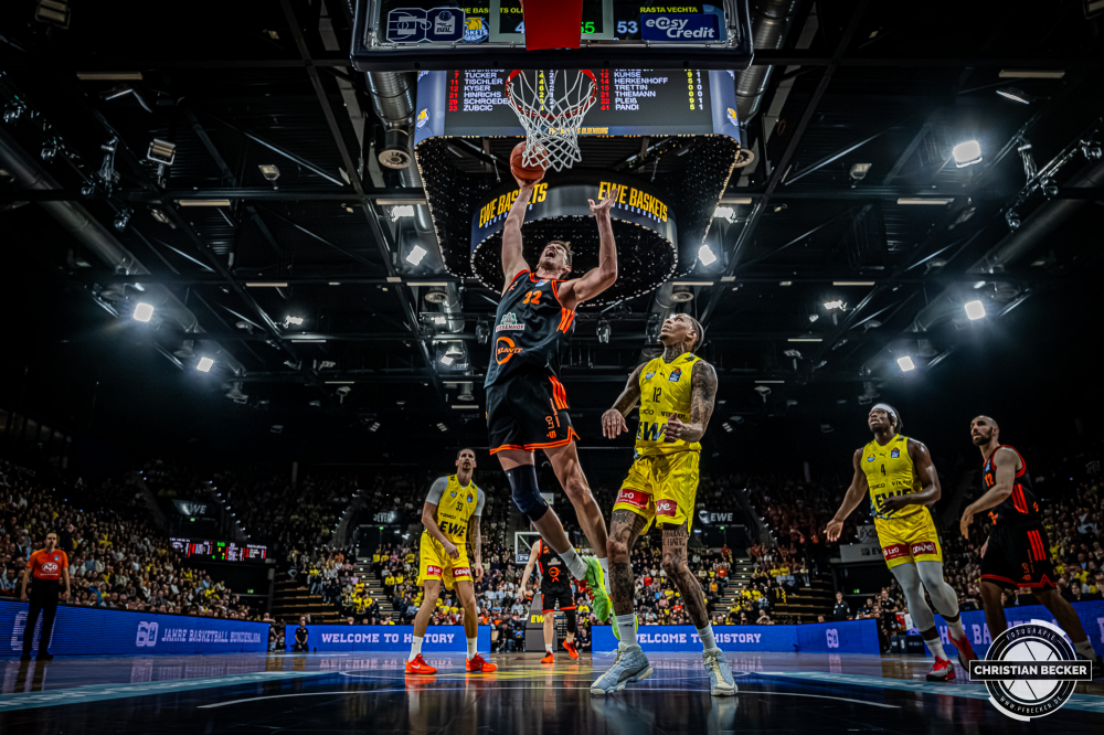 1. Basketball Bundesliga, easyCredit BBL, Saison 2025/2026, Herren, Hauptrunde, 23. Spieltag, 08.03.2026, EWE Baskets Oldenburg - RASTA Vechta
Tibor Plei&szlig; (#22 - RASTA Vechta) beim Dunk
Schlüsselwörter: 08.03.2026;1. Bundesliga;23. Spieltag;BBL;Basketball;Baskets;EWE;EWE Arena;Hauptrunde;Liga;Oldenburg;RASTA;Saison 2025/2026;Vechta;easycredit