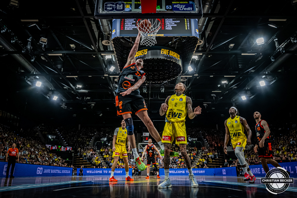 1. Basketball Bundesliga, easyCredit BBL, Saison 2025/2026, Herren, Hauptrunde, 23. Spieltag, 08.03.2026, EWE Baskets Oldenburg - RASTA Vechta
Tibor Plei&szlig; (#22 - RASTA Vechta) beim Dunk
Schlüsselwörter: 08.03.2026;1. Bundesliga;23. Spieltag;BBL;Basketball;Baskets;EWE;EWE Arena;Hauptrunde;Liga;Oldenburg;RASTA;Saison 2025/2026;Vechta;easycredit