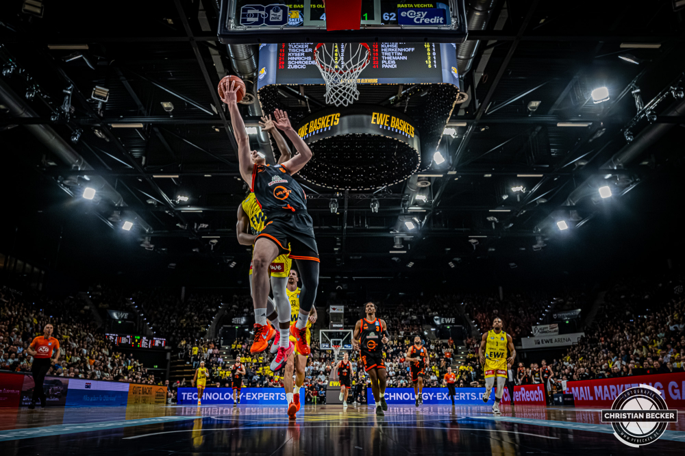 1. Basketball Bundesliga, easyCredit BBL, Saison 2025/2026, Herren, Hauptrunde, 23. Spieltag, 08.03.2026, EWE Baskets Oldenburg - RASTA Vechta
Luc van Slooten (#6 - RASTA Vechta) beim Korbleger
Schlüsselwörter: 08.03.2026;1. Bundesliga;23. Spieltag;BBL;Basketball;Baskets;EWE;EWE Arena;Hauptrunde;Liga;Oldenburg;RASTA;Saison 2025/2026;Vechta;easycredit