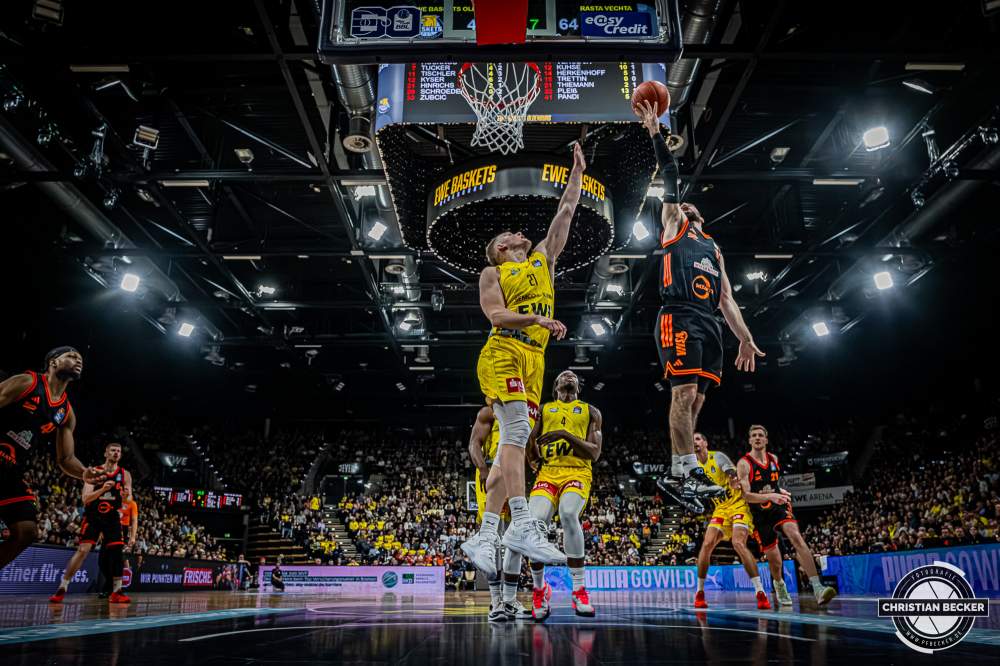 1. Basketball Bundesliga, easyCredit BBL, Saison 2025/2026, Herren, Hauptrunde, 23. Spieltag, 08.03.2026, EWE Baskets Oldenburg - RASTA Vechta
Tommy Kuhse (#12 - RASTA Vechta) beim Korbleger
Schlüsselwörter: 08.03.2026;1. Bundesliga;23. Spieltag;BBL;Basketball;Baskets;EWE;EWE Arena;Hauptrunde;Liga;Oldenburg;RASTA;Saison 2025/2026;Vechta;easycredit