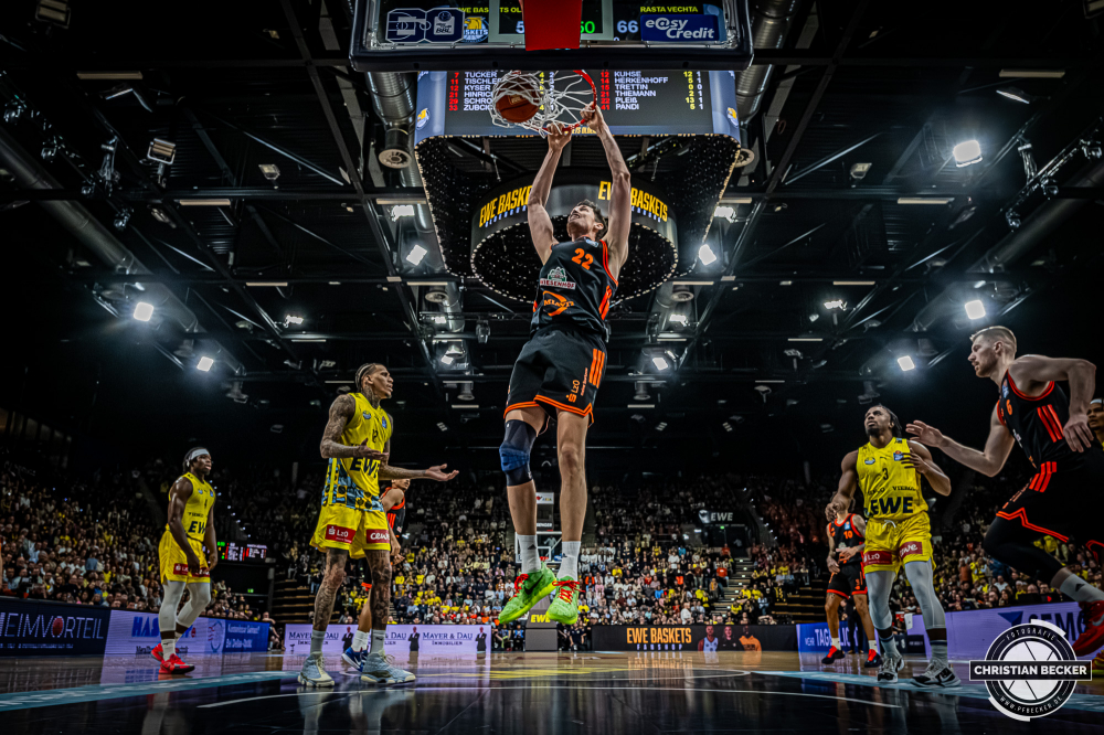 1. Basketball Bundesliga, easyCredit BBL, Saison 2025/2026, Herren, Hauptrunde, 23. Spieltag, 08.03.2026, EWE Baskets Oldenburg - RASTA Vechta
Tibor Plei&szlig; (#22 - RASTA Vechta) beim Dunk
Schlüsselwörter: 08.03.2026;1. Bundesliga;23. Spieltag;BBL;Basketball;Baskets;EWE;EWE Arena;Hauptrunde;Liga;Oldenburg;RASTA;Saison 2025/2026;Vechta;easycredit