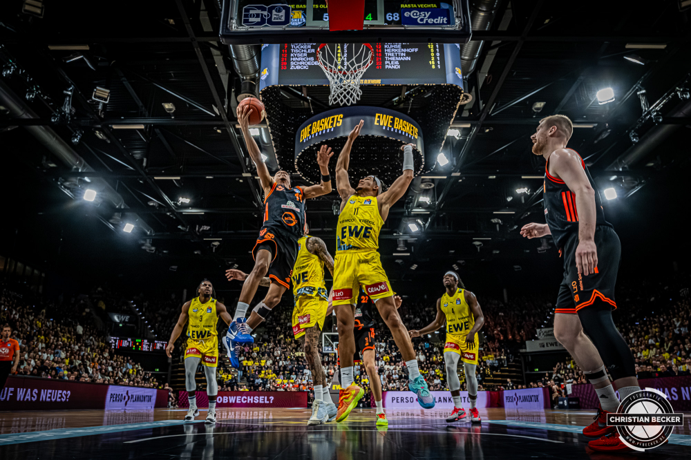 1. Basketball Bundesliga, easyCredit BBL, Saison 2025/2026, Herren, Hauptrunde, 23. Spieltag, 08.03.2026, EWE Baskets Oldenburg - RASTA Vechta
Alonzo Verge (#11 - RASTA Vechta) beim Korbleger
Schlüsselwörter: 08.03.2026;1. Bundesliga;23. Spieltag;BBL;Basketball;Baskets;EWE;EWE Arena;Hauptrunde;Liga;Oldenburg;RASTA;Saison 2025/2026;Vechta;easycredit