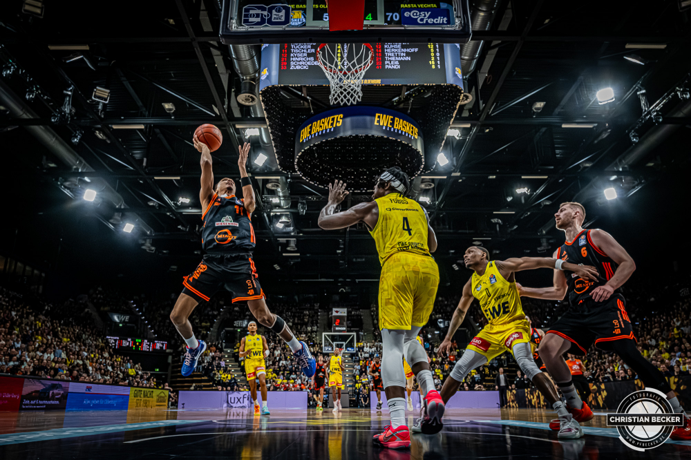 1. Basketball Bundesliga, easyCredit BBL, Saison 2025/2026, Herren, Hauptrunde, 23. Spieltag, 08.03.2026, EWE Baskets Oldenburg - RASTA Vechta
Alonzo Verge (#11 - RASTA Vechta) beim Korbleger
Schlüsselwörter: 08.03.2026;1. Bundesliga;23. Spieltag;BBL;Basketball;Baskets;EWE;EWE Arena;Hauptrunde;Liga;Oldenburg;RASTA;Saison 2025/2026;Vechta;easycredit