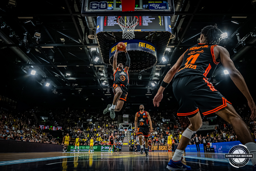 1. Basketball Bundesliga, easyCredit BBL, Saison 2025/2026, Herren, Hauptrunde, 23. Spieltag, 08.03.2026, EWE Baskets Oldenburg - RASTA Vechta
Malik Parsons (#3 - RASTA Vechta) beim Dunk
Schlüsselwörter: 08.03.2026;1. Bundesliga;23. Spieltag;BBL;Basketball;Baskets;EWE;EWE Arena;Hauptrunde;Liga;Oldenburg;RASTA;Saison 2025/2026;Vechta;easycredit