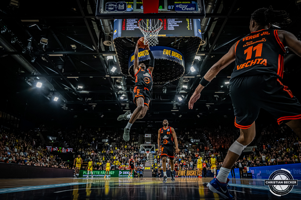 1. Basketball Bundesliga, easyCredit BBL, Saison 2025/2026, Herren, Hauptrunde, 23. Spieltag, 08.03.2026, EWE Baskets Oldenburg - RASTA Vechta
Malik Parsons (#3 - RASTA Vechta) beim Dunk
Schlüsselwörter: 08.03.2026;1. Bundesliga;23. Spieltag;BBL;Basketball;Baskets;EWE;EWE Arena;Hauptrunde;Liga;Oldenburg;RASTA;Saison 2025/2026;Vechta;easycredit