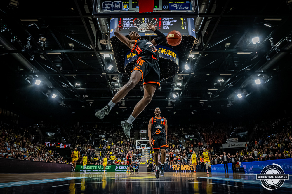 1. Basketball Bundesliga, easyCredit BBL, Saison 2025/2026, Herren, Hauptrunde, 23. Spieltag, 08.03.2026, EWE Baskets Oldenburg - RASTA Vechta
Malik Parsons (#3 - RASTA Vechta) beim Dunk
Schlüsselwörter: 08.03.2026;1. Bundesliga;23. Spieltag;BBL;Basketball;Baskets;EWE;EWE Arena;Hauptrunde;Liga;Oldenburg;RASTA;Saison 2025/2026;Vechta;easycredit