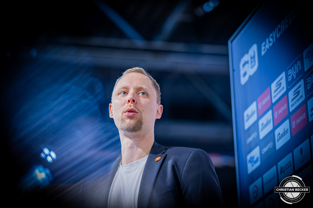 1. Basketball Bundesliga, easyCredit BBL, Saison 2025/2026, Herren, Hauptrunde, 25. Spieltag, 21.03.2026, RASTA Vechta - NINERS Chemnitz
Christian Held (Head-Coach - RASTA Vechta) vor der Partie
Schlüsselwörter: 1. Bundesliga;21.03.2026;25. Spieltag;BBL;Basketball;Chemnitz;Hauptrunde;Liga;NINERS;RASTA;RASTA Dome;Saison 2025/2026;Vechta;easycredit