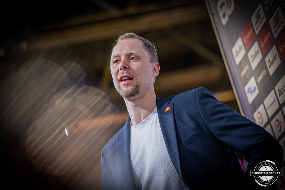 1. Basketball Bundesliga, easyCredit BBL, Saison 2025/2026, Herren, Hauptrunde, 25. Spieltag, 21.03.2026, RASTA Vechta - NINERS Chemnitz
Christian Held (Head-Coach - RASTA Vechta) vor der Partie
Schlüsselwörter: 1. Bundesliga;21.03.2026;25. Spieltag;BBL;Basketball;Chemnitz;Hauptrunde;Liga;NINERS;RASTA;RASTA Dome;Saison 2025/2026;Vechta;easycredit