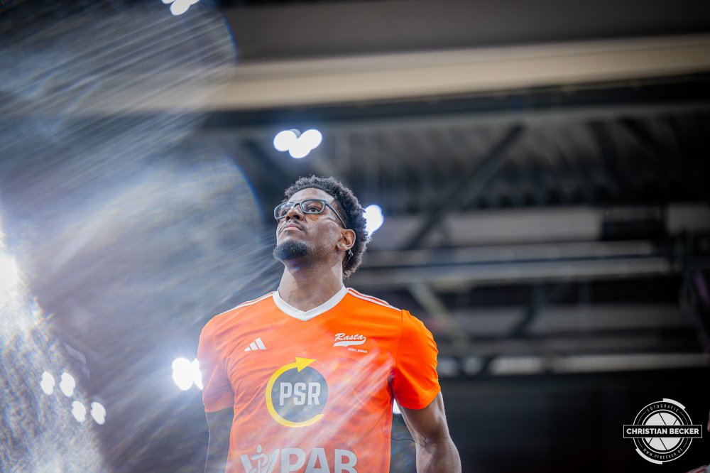 1. Basketball Bundesliga, easyCredit BBL, Saison 2025/2026, Herren, Hauptrunde, 25. Spieltag, 21.03.2026, RASTA Vechta - NINERS Chemnitz
TJ Bamba (#5 - RASTA Vechta) vor der Partie
Schlüsselwörter: 1. Bundesliga;21.03.2026;25. Spieltag;BBL;Basketball;Chemnitz;Hauptrunde;Liga;NINERS;RASTA;RASTA Dome;Saison 2025/2026;Vechta;easycredit