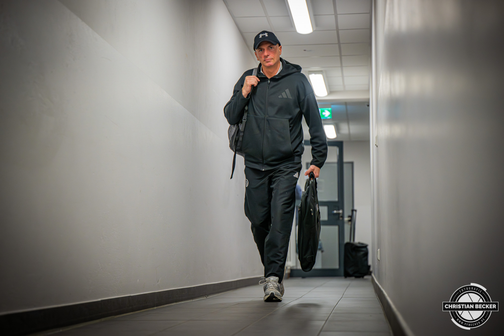 1. Basketball Bundesliga, easyCredit BBL, Saison 2025/2026, Herren, Hauptrunde, 25. Spieltag, 21.03.2026, RASTA Vechta - NINERS Chemnitz
Rodrigo Pastore (Head Coach - NINERS Chemnitz) vor der Partie
Schlüsselwörter: 1. Bundesliga;21.03.2026;25. Spieltag;BBL;Basketball;Chemnitz;Hauptrunde;Liga;NINERS;RASTA;RASTA Dome;Saison 2025/2026;Vechta;easycredit