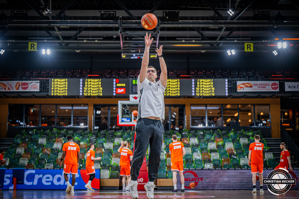 1. Basketball Bundesliga, easyCredit BBL, Saison 2025/2026, Herren, Hauptrunde, 25. Spieltag, 21.03.2026, RASTA Vechta - NINERS Chemnitz
Gjorgji Kochov (Assistent Coach - NINERS Chemnitz) vor der Partie
Schlüsselwörter: 1. Bundesliga;21.03.2026;25. Spieltag;BBL;Basketball;Chemnitz;Hauptrunde;Liga;NINERS;RASTA;RASTA Dome;Saison 2025/2026;Vechta;easycredit