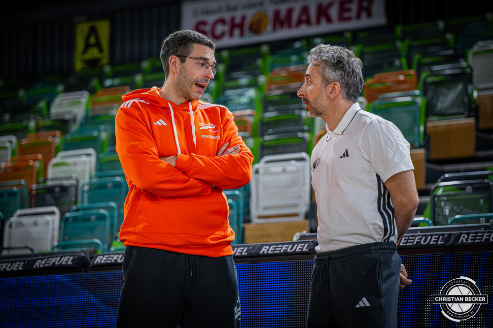 1. Basketball Bundesliga, easyCredit BBL, Saison 2025/2026, Herren, Hauptrunde, 25. Spieltag, 21.03.2026, RASTA Vechta - NINERS Chemnitz
Miguel Zapata (Assistent Coach - RASTA Vechta) und Pablo Del Tio Munoz (Assistent Coach - NINERS Chemnitz) vor der Partie
Schlüsselwörter: 1. Bundesliga;21.03.2026;25. Spieltag;BBL;Basketball;Chemnitz;Hauptrunde;Liga;NINERS;RASTA;RASTA Dome;Saison 2025/2026;Vechta;easycredit