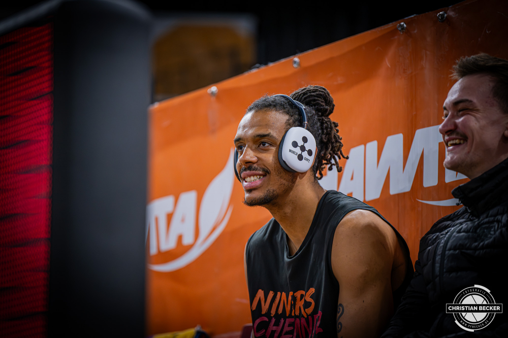 1. Basketball Bundesliga, easyCredit BBL, Saison 2025/2026, Herren, Hauptrunde, 25. Spieltag, 21.03.2026, RASTA Vechta - NINERS Chemnitz
Kevin Yebo (#0 - NINERS Chemnitz) vor der Partie
Schlüsselwörter: 1. Bundesliga;21.03.2026;25. Spieltag;BBL;Basketball;Chemnitz;Hauptrunde;Liga;NINERS;RASTA;RASTA Dome;Saison 2025/2026;Vechta;easycredit