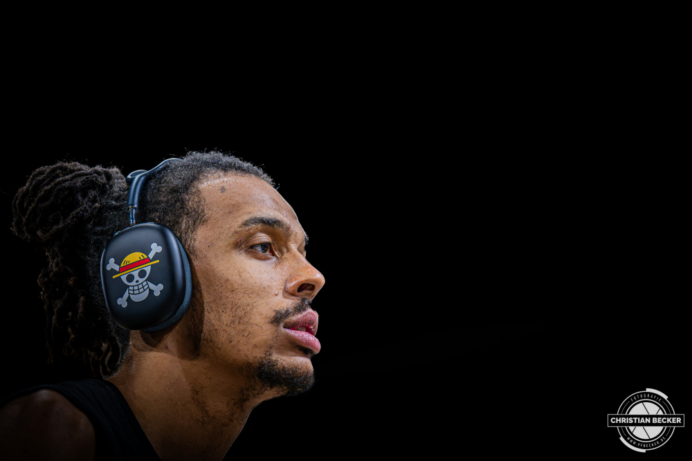 1. Basketball Bundesliga, easyCredit BBL, Saison 2025/2026, Herren, Hauptrunde, 25. Spieltag, 21.03.2026, RASTA Vechta - NINERS Chemnitz
Kevin Yebo (#0 - NINERS Chemnitz) vor der Partie
Schlüsselwörter: 1. Bundesliga;21.03.2026;25. Spieltag;BBL;Basketball;Chemnitz;Hauptrunde;Liga;NINERS;RASTA;RASTA Dome;Saison 2025/2026;Vechta;easycredit