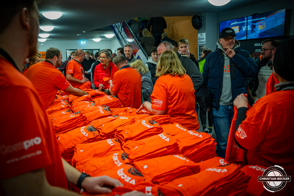 1. Basketball Bundesliga, easyCredit BBL, Saison 2025/2026, Herren, Hauptrunde, 25. Spieltag, 21.03.2026, RASTA Vechta - NINERS Chemnitz
Ein Sponsor spendiert T-Shirts
Schlüsselwörter: 1. Bundesliga;21.03.2026;25. Spieltag;BBL;Basketball;Chemnitz;Hauptrunde;Liga;NINERS;RASTA;RASTA Dome;Saison 2025/2026;Vechta;easycredit