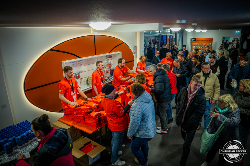 1. Basketball Bundesliga, easyCredit BBL, Saison 2025/2026, Herren, Hauptrunde, 25. Spieltag, 21.03.2026, RASTA Vechta - NINERS Chemnitz
Ein Sponsor spendiert T-Shirts
Schlüsselwörter: 1. Bundesliga;21.03.2026;25. Spieltag;BBL;Basketball;Chemnitz;Hauptrunde;Liga;NINERS;RASTA;RASTA Dome;Saison 2025/2026;Vechta;easycredit