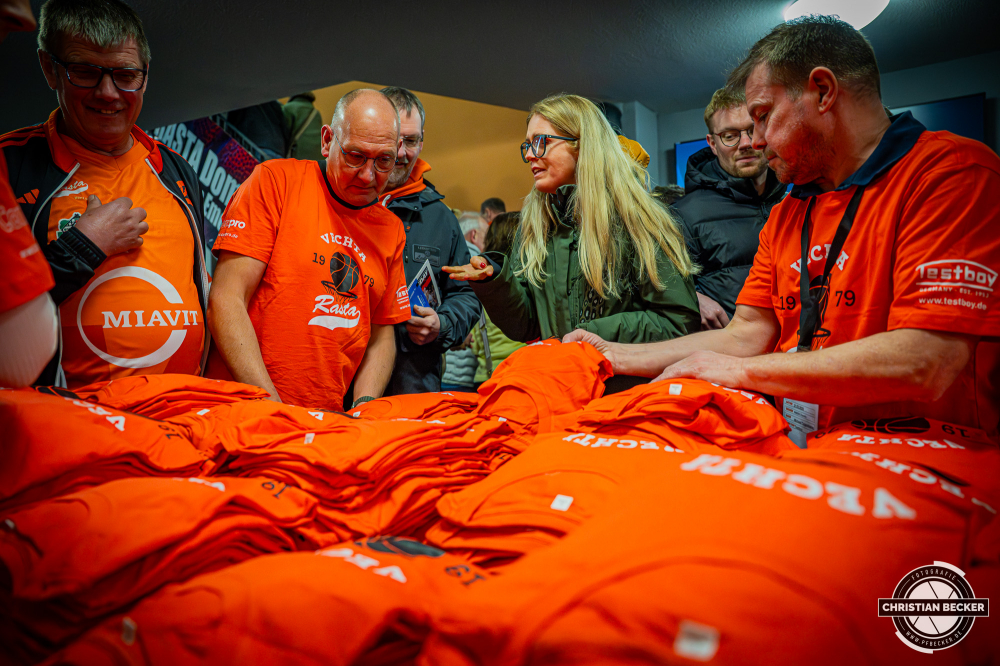 1. Basketball Bundesliga, easyCredit BBL, Saison 2025/2026, Herren, Hauptrunde, 25. Spieltag, 21.03.2026, RASTA Vechta - NINERS Chemnitz
Ein Sponsor von RASTA Vechta spendierte T-Shirts
Schlüsselwörter: 1. Bundesliga;21.03.2026;25. Spieltag;BBL;Basketball;Chemnitz;Hauptrunde;Liga;NINERS;RASTA;RASTA Dome;Saison 2025/2026;Vechta;easycredit