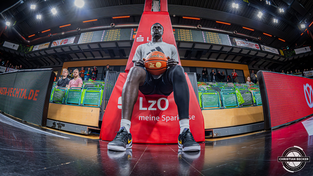 1. Basketball Bundesliga, easyCredit BBL, Saison 2025/2026, Herren, Hauptrunde, 25. Spieltag, 21.03.2026, RASTA Vechta - NINERS Chemnitz
Aher Uguak (#1 - NINERS Chemnitz) vor der Partie
Schlüsselwörter: 1. Bundesliga;21.03.2026;25. Spieltag;BBL;Basketball;Chemnitz;Hauptrunde;Liga;NINERS;RASTA;RASTA Dome;Saison 2025/2026;Vechta;easycredit