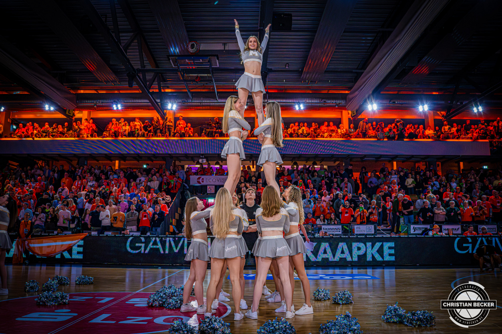 1. Basketball Bundesliga, easyCredit BBL, Saison 2025/2026, Herren, Hauptrunde, 25. Spieltag, 21.03.2026, RASTA Vechta - NINERS Chemnitz
Marleys (Cheerleader - RASTA Vechta) vor der Partie
Schlüsselwörter: 1. Bundesliga;21.03.2026;25. Spieltag;BBL;Basketball;Chemnitz;Hauptrunde;Liga;NINERS;RASTA;RASTA Dome;Saison 2025/2026;Vechta;easycredit