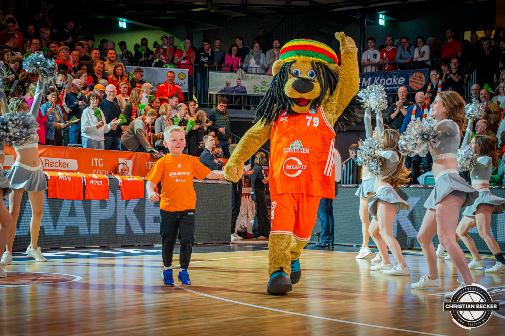 1. Basketball Bundesliga, easyCredit BBL, Saison 2025/2026, Herren, Hauptrunde, 25. Spieltag, 21.03.2026, RASTA Vechta - NINERS Chemnitz
Bob (Maskottchen - RASTA Vechta) und ein Einlaufkind vor der Partie
Schlüsselwörter: 1. Bundesliga;21.03.2026;25. Spieltag;BBL;Basketball;Chemnitz;Hauptrunde;Liga;NINERS;RASTA;RASTA Dome;Saison 2025/2026;Vechta;easycredit