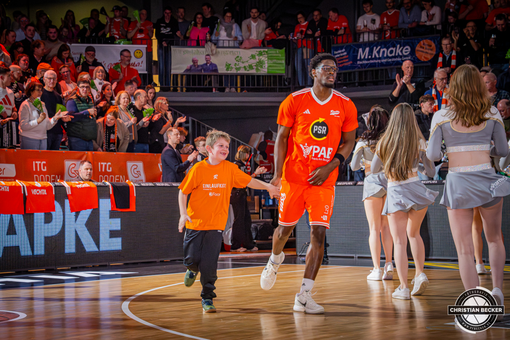 1. Basketball Bundesliga, easyCredit BBL, Saison 2025/2026, Herren, Hauptrunde, 25. Spieltag, 21.03.2026, RASTA Vechta - NINERS Chemnitz
TJ Bamba (#5 - RASTA Vechta) und ein Einlaufkind vor der Partie
Schlüsselwörter: 1. Bundesliga;21.03.2026;25. Spieltag;BBL;Basketball;Chemnitz;Hauptrunde;Liga;NINERS;RASTA;RASTA Dome;Saison 2025/2026;Vechta;easycredit