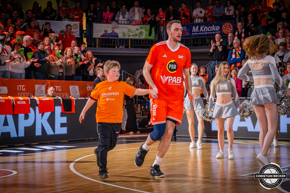 1. Basketball Bundesliga, easyCredit BBL, Saison 2025/2026, Herren, Hauptrunde, 25. Spieltag, 21.03.2026, RASTA Vechta - NINERS Chemnitz
Philipp Herkenhoff (#14 - RASTA Vechta) und ein Einlaufkind vor der Partie
Schlüsselwörter: 1. Bundesliga;21.03.2026;25. Spieltag;BBL;Basketball;Chemnitz;Hauptrunde;Liga;NINERS;RASTA;RASTA Dome;Saison 2025/2026;Vechta;easycredit