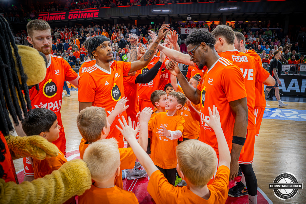 1. Basketball Bundesliga, easyCredit BBL, Saison 2025/2026, Herren, Hauptrunde, 25. Spieltag, 21.03.2026, RASTA Vechta - NINERS Chemnitz
Das Team von RASTA Vechta und die Einlaufkinder vor der Partie
Schlüsselwörter: 1. Bundesliga;21.03.2026;25. Spieltag;BBL;Basketball;Chemnitz;Hauptrunde;Liga;NINERS;RASTA;RASTA Dome;Saison 2025/2026;Vechta;easycredit