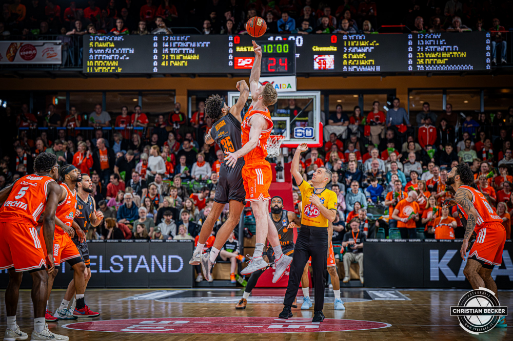 1. Basketball Bundesliga, easyCredit BBL, Saison 2025/2026, Herren, Hauptrunde, 25. Spieltag, 21.03.2026, RASTA Vechta - NINERS Chemnitz
Lars Thiemann (#21 - RASTA Vechta) beim Sprungball gegen Roman Bedime (#35 - NINERS Chemnitz)
Schlüsselwörter: 1. Bundesliga;21.03.2026;25. Spieltag;BBL;Basketball;Chemnitz;Hauptrunde;Liga;NINERS;RASTA;RASTA Dome;Saison 2025/2026;Vechta;easycredit