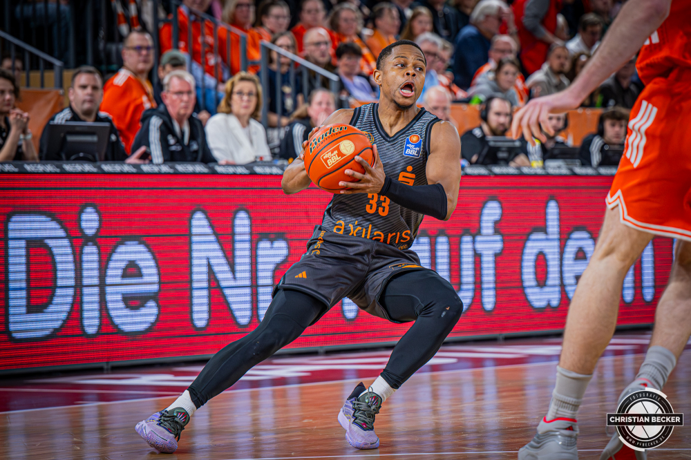 1. Basketball Bundesliga, easyCredit BBL, Saison 2025/2026, Herren, Hauptrunde, 25. Spieltag, 21.03.2026, RASTA Vechta - NINERS Chemnitz
Eric Washington (#33 - NINERS Chemnitz) in Aktion
Schlüsselwörter: 1. Bundesliga;21.03.2026;25. Spieltag;BBL;Basketball;Chemnitz;Hauptrunde;Liga;NINERS;RASTA;RASTA Dome;Saison 2025/2026;Vechta;easycredit