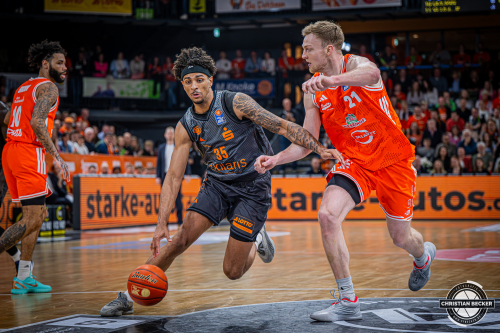 1. Basketball Bundesliga, easyCredit BBL, Saison 2025/2026, Herren, Hauptrunde, 25. Spieltag, 21.03.2026, RASTA Vechta - NINERS Chemnitz
Roman Bedime (#35 - NINERS Chemnitz) in Aktion
Schlüsselwörter: 1. Bundesliga;21.03.2026;25. Spieltag;BBL;Basketball;Chemnitz;Hauptrunde;Liga;NINERS;RASTA;RASTA Dome;Saison 2025/2026;Vechta;easycredit