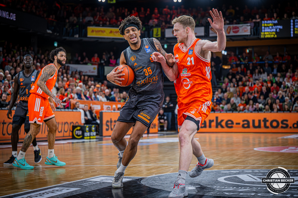 1. Basketball Bundesliga, easyCredit BBL, Saison 2025/2026, Herren, Hauptrunde, 25. Spieltag, 21.03.2026, RASTA Vechta - NINERS Chemnitz
Roman Bedime (#35 - NINERS Chemnitz) in Aktion
Schlüsselwörter: 1. Bundesliga;21.03.2026;25. Spieltag;BBL;Basketball;Chemnitz;Hauptrunde;Liga;NINERS;RASTA;RASTA Dome;Saison 2025/2026;Vechta;easycredit