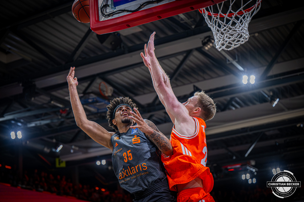 1. Basketball Bundesliga, easyCredit BBL, Saison 2025/2026, Herren, Hauptrunde, 25. Spieltag, 21.03.2026, RASTA Vechta - NINERS Chemnitz
Roman Bedime (#35 - NINERS Chemnitz) beim Korbleger
Schlüsselwörter: 1. Bundesliga;21.03.2026;25. Spieltag;BBL;Basketball;Chemnitz;Hauptrunde;Liga;NINERS;RASTA;RASTA Dome;Saison 2025/2026;Vechta;easycredit