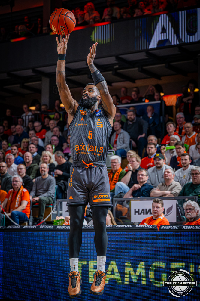 1. Basketball Bundesliga, easyCredit BBL, Saison 2025/2026, Herren, Hauptrunde, 25. Spieltag, 21.03.2026, RASTA Vechta - NINERS Chemnitz
Corey Davis (#5 - NINERS Chemnitz) beim Jumpshot
Schlüsselwörter: 1. Bundesliga;21.03.2026;25. Spieltag;BBL;Basketball;Chemnitz;Hauptrunde;Liga;NINERS;RASTA;RASTA Dome;Saison 2025/2026;Vechta;easycredit