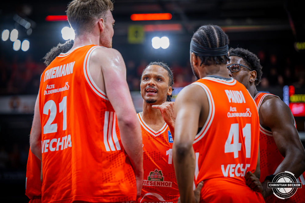1. Basketball Bundesliga, easyCredit BBL, Saison 2025/2026, Herren, Hauptrunde, 25. Spieltag, 21.03.2026, RASTA Vechta - NINERS Chemnitz
Das Team von RASTA Vechta w&auml;hrend der Partie
Schlüsselwörter: 1. Bundesliga;21.03.2026;25. Spieltag;BBL;Basketball;Chemnitz;Hauptrunde;Liga;NINERS;RASTA;RASTA Dome;Saison 2025/2026;Vechta;easycredit