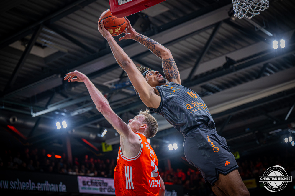 1. Basketball Bundesliga, easyCredit BBL, Saison 2025/2026, Herren, Hauptrunde, 25. Spieltag, 21.03.2026, RASTA Vechta - NINERS Chemnitz
Roman Bedime (#35 - NINERS Chemnitz) beim Korbleger
Schlüsselwörter: 1. Bundesliga;21.03.2026;25. Spieltag;BBL;Basketball;Chemnitz;Hauptrunde;Liga;NINERS;RASTA;RASTA Dome;Saison 2025/2026;Vechta;easycredit