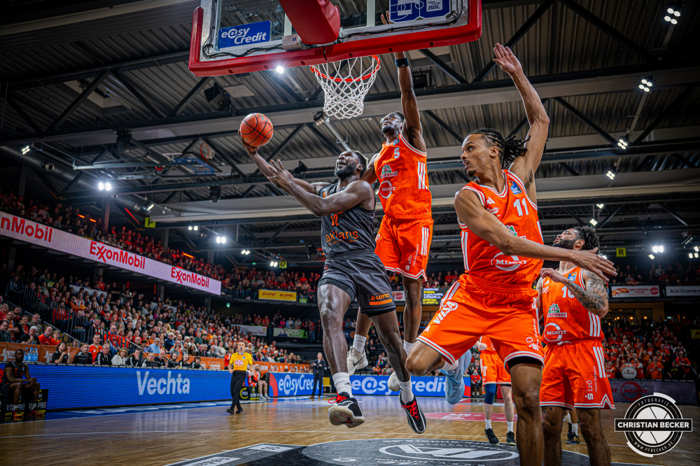 1. Basketball Bundesliga, easyCredit BBL, Saison 2025/2026, Herren, Hauptrunde, 25. Spieltag, 21.03.2026, RASTA Vechta - NINERS Chemnitz
Amadou Sow (#12 - NINERS Chemnitz) beim Korbleger
Schlüsselwörter: 1. Bundesliga;21.03.2026;25. Spieltag;BBL;Basketball;Chemnitz;Hauptrunde;Liga;NINERS;RASTA;RASTA Dome;Saison 2025/2026;Vechta;easycredit