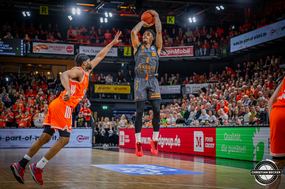 1. Basketball Bundesliga, easyCredit BBL, Saison 2025/2026, Herren, Hauptrunde, 25. Spieltag, 21.03.2026, RASTA Vechta - NINERS Chemnitz
Nike Sibande (#2 - NINERS Chemnitz) beim Jumpshot
Schlüsselwörter: 1. Bundesliga;21.03.2026;25. Spieltag;BBL;Basketball;Chemnitz;Hauptrunde;Liga;NINERS;RASTA;RASTA Dome;Saison 2025/2026;Vechta;easycredit