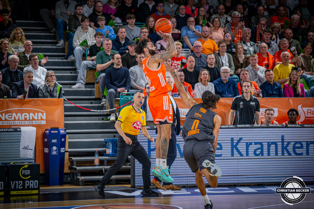 1. Basketball Bundesliga, easyCredit BBL, Saison 2025/2026, Herren, Hauptrunde, 25. Spieltag, 21.03.2026, RASTA Vechta - NINERS Chemnitz
Tevin Brown (#10 - RASTA Vechta) beim Jumpshot
Schlüsselwörter: 1. Bundesliga;21.03.2026;25. Spieltag;BBL;Basketball;Chemnitz;Hauptrunde;Liga;NINERS;RASTA;RASTA Dome;Saison 2025/2026;Vechta;easycredit