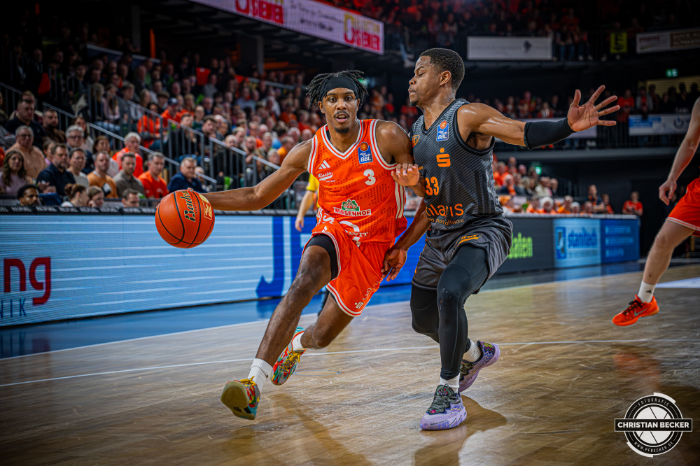 1. Basketball Bundesliga, easyCredit BBL, Saison 2025/2026, Herren, Hauptrunde, 25. Spieltag, 21.03.2026, RASTA Vechta - NINERS Chemnitz
Malik Parsons (#3 - RASTA Vechta) in Aktion
Schlüsselwörter: 1. Bundesliga;21.03.2026;25. Spieltag;BBL;Basketball;Chemnitz;Hauptrunde;Liga;NINERS;RASTA;RASTA Dome;Saison 2025/2026;Vechta;easycredit