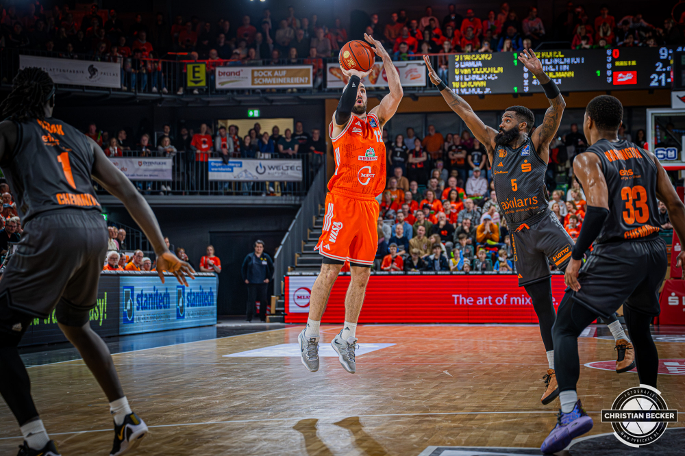 1. Basketball Bundesliga, easyCredit BBL, Saison 2025/2026, Herren, Hauptrunde, 25. Spieltag, 21.03.2026, RASTA Vechta - NINERS Chemnitz
Tommy Kuhse (#12 - RASTA Vechta) beim Jumpshot
Schlüsselwörter: 1. Bundesliga;21.03.2026;25. Spieltag;BBL;Basketball;Chemnitz;Hauptrunde;Liga;NINERS;RASTA;RASTA Dome;Saison 2025/2026;Vechta;easycredit