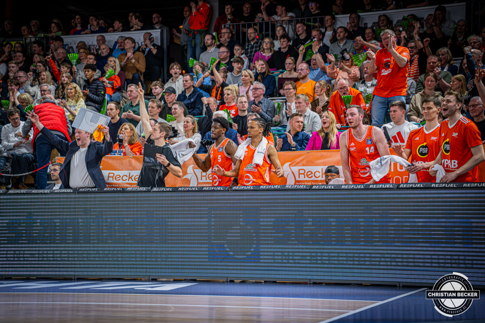 1. Basketball Bundesliga, easyCredit BBL, Saison 2025/2026, Herren, Hauptrunde, 25. Spieltag, 21.03.2026, RASTA Vechta - NINERS Chemnitz
Das Team von RASTA Vechta zeigt Emotionen w&auml;hrend der Partie
Schlüsselwörter: 1. Bundesliga;21.03.2026;25. Spieltag;BBL;Basketball;Chemnitz;Hauptrunde;Liga;NINERS;RASTA;RASTA Dome;Saison 2025/2026;Vechta;easycredit