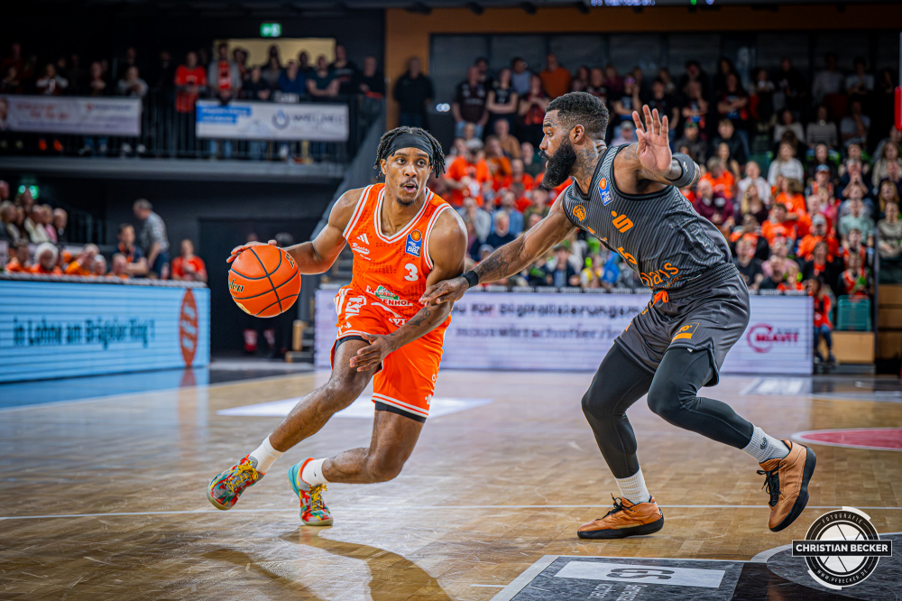 1. Basketball Bundesliga, easyCredit BBL, Saison 2025/2026, Herren, Hauptrunde, 25. Spieltag, 21.03.2026, RASTA Vechta - NINERS Chemnitz
Malik Parsons (#3 - RASTA Vechta) in Aktion
Schlüsselwörter: 1. Bundesliga;21.03.2026;25. Spieltag;BBL;Basketball;Chemnitz;Hauptrunde;Liga;NINERS;RASTA;RASTA Dome;Saison 2025/2026;Vechta;easycredit