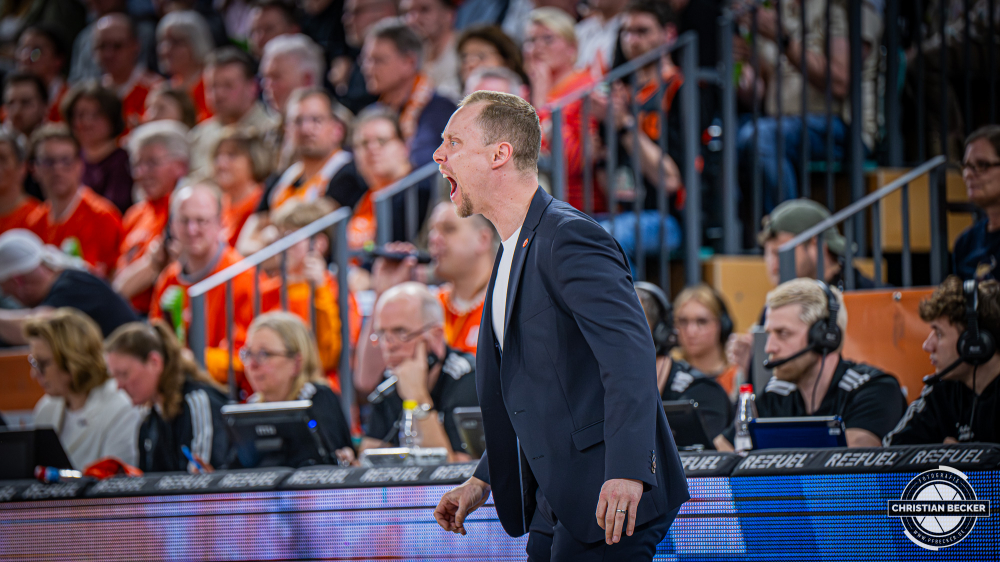 1. Basketball Bundesliga, easyCredit BBL, Saison 2025/2026, Herren, Hauptrunde, 25. Spieltag, 21.03.2026, RASTA Vechta - NINERS Chemnitz
Christian Held (Head-Coach - RASTA Vechta) zeigt Emotionen w&auml;hrend der Partie
Schlüsselwörter: 1. Bundesliga;21.03.2026;25. Spieltag;BBL;Basketball;Chemnitz;Hauptrunde;Liga;NINERS;RASTA;RASTA Dome;Saison 2025/2026;Vechta;easycredit