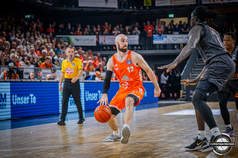 1. Basketball Bundesliga, easyCredit BBL, Saison 2025/2026, Herren, Hauptrunde, 25. Spieltag, 21.03.2026, RASTA Vechta - NINERS Chemnitz
Tommy Kuhse (#12 - RASTA Vechta) in Aktion
Schlüsselwörter: 1. Bundesliga;21.03.2026;25. Spieltag;BBL;Basketball;Chemnitz;Hauptrunde;Liga;NINERS;RASTA;RASTA Dome;Saison 2025/2026;Vechta;easycredit