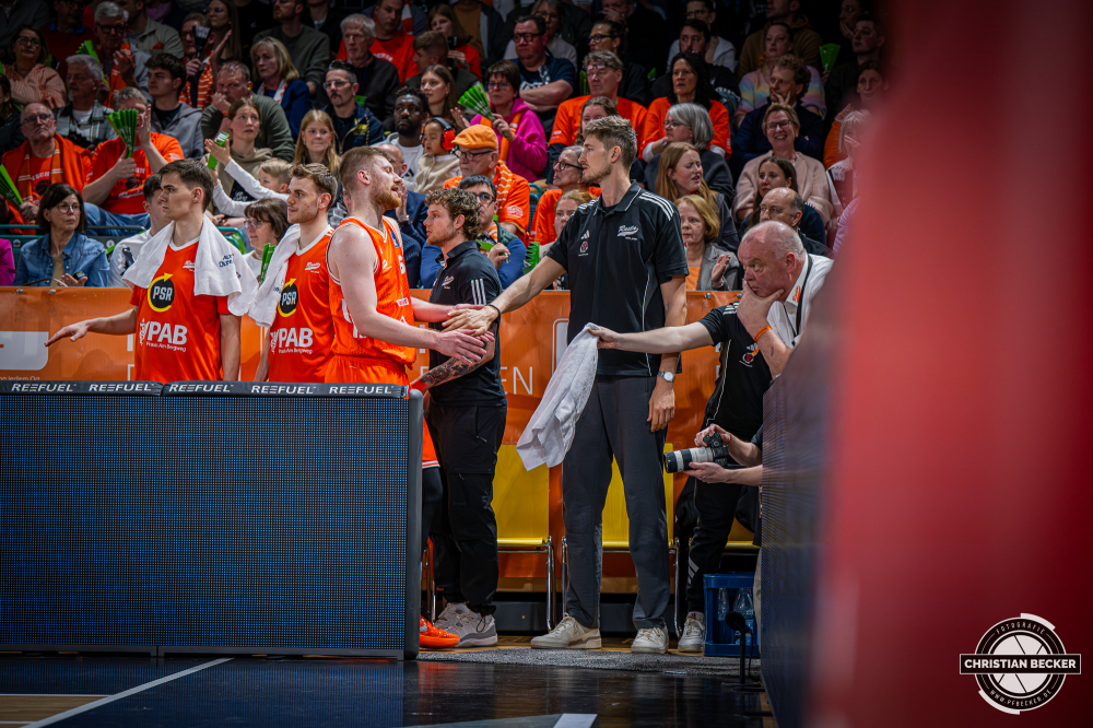 1. Basketball Bundesliga, easyCredit BBL, Saison 2025/2026, Herren, Hauptrunde, 25. Spieltag, 21.03.2026, RASTA Vechta - NINERS Chemnitz
Luc van Slooten (#6 - RASTA Vechta) und Tibor Plei&szlig; (#22 - RASTA Vechta) w&auml;hrend der Partie
Schlüsselwörter: 1. Bundesliga;21.03.2026;25. Spieltag;BBL;Basketball;Chemnitz;Hauptrunde;Liga;NINERS;RASTA;RASTA Dome;Saison 2025/2026;Vechta;easycredit