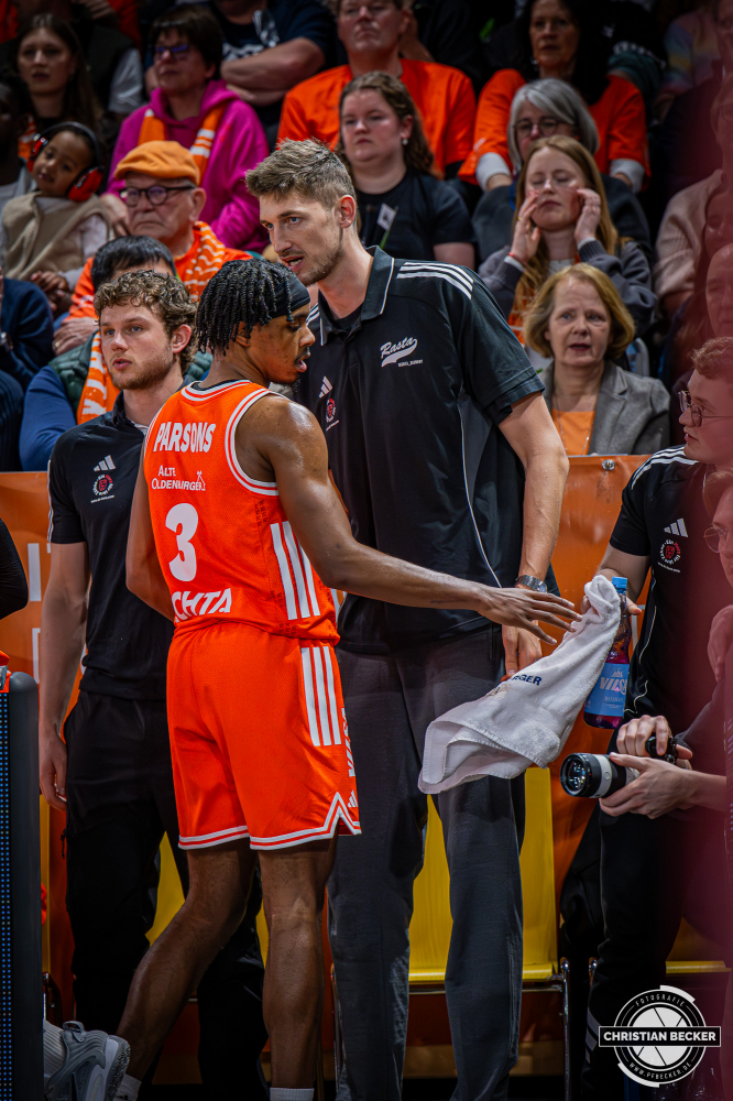 1. Basketball Bundesliga, easyCredit BBL, Saison 2025/2026, Herren, Hauptrunde, 25. Spieltag, 21.03.2026, RASTA Vechta - NINERS Chemnitz
Tibor Plei&szlig; (#22 - RASTA Vechta) und Malik Parsons (#3 - RASTA Vechta) im Gespr&auml;ch
Schlüsselwörter: 1. Bundesliga;21.03.2026;25. Spieltag;BBL;Basketball;Chemnitz;Hauptrunde;Liga;NINERS;RASTA;RASTA Dome;Saison 2025/2026;Vechta;easycredit