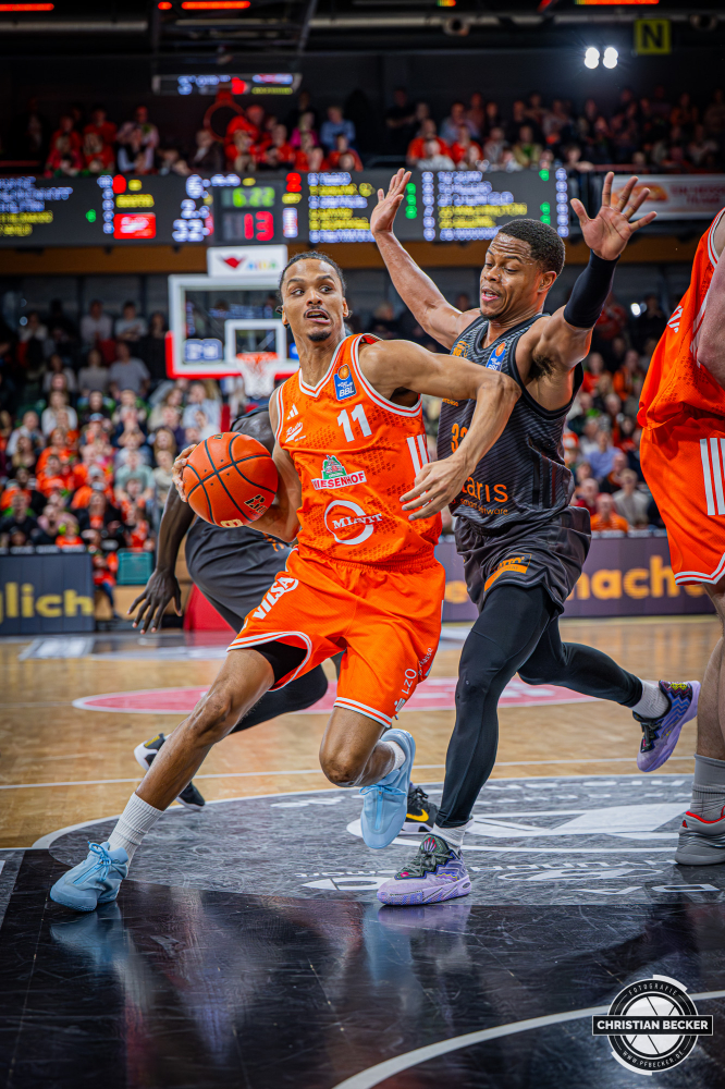 1. Basketball Bundesliga, easyCredit BBL, Saison 2025/2026, Herren, Hauptrunde, 25. Spieltag, 21.03.2026, RASTA Vechta - NINERS Chemnitz
Alonzo Verge (#11 - RASTA Vechta) in Aktion
Schlüsselwörter: 1. Bundesliga;21.03.2026;25. Spieltag;BBL;Basketball;Chemnitz;Hauptrunde;Liga;NINERS;RASTA;RASTA Dome;Saison 2025/2026;Vechta;easycredit